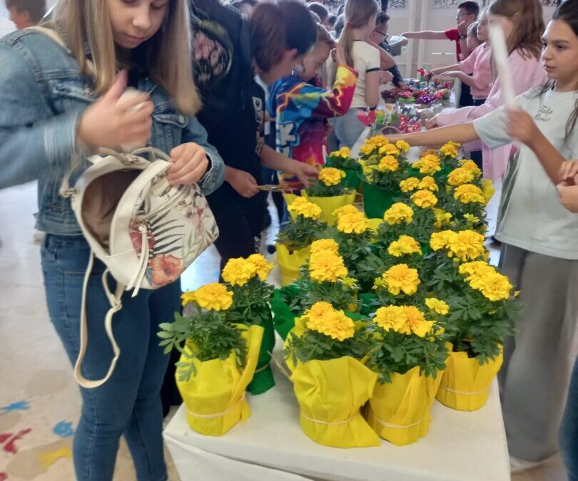 Dan škole: Proizvodi sa zadružnog sajma „planuli“ u trenu!